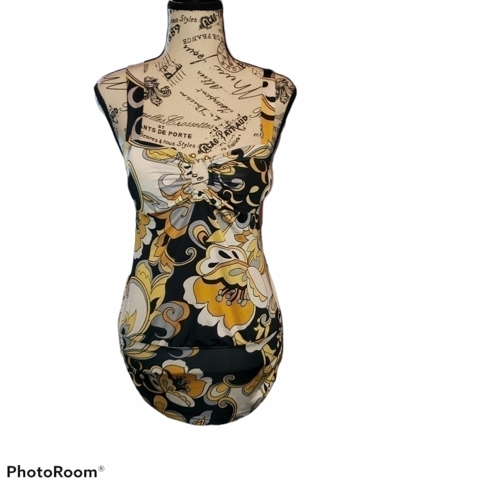 𝅺WOMAN sleeveless  shirt size medium